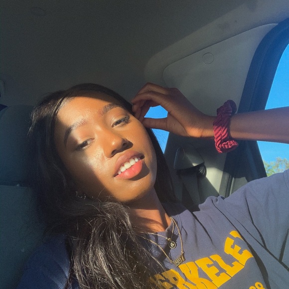 Meet your Posher, Alizae - Picture 1 of 1